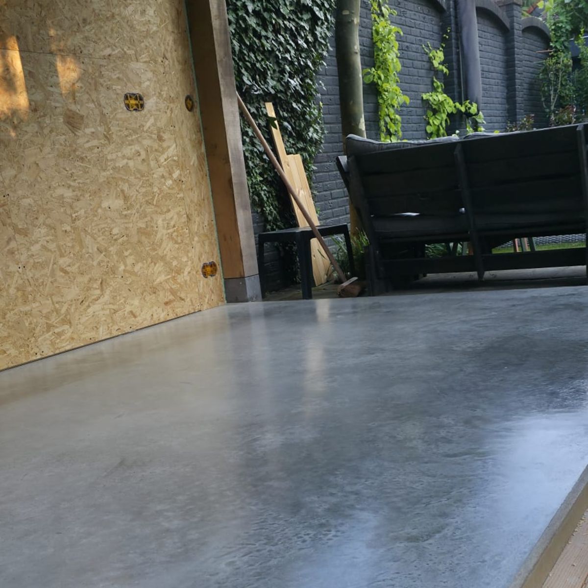 Betonnen vloer in tuinhuis